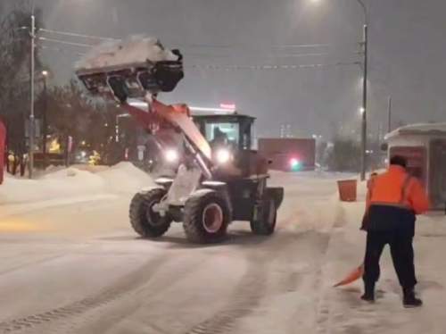 Снежный коллапс в Москве: столица встала в пробках, таксисты богатеют на поездках (ФОТО, ВИДЕО)