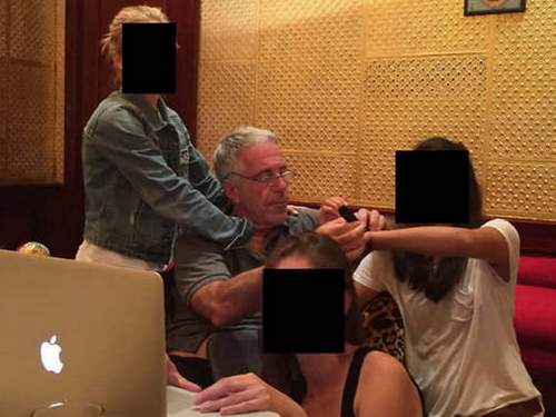 В США опубликовали десятки обнаженных фото в материалах Эпштейна