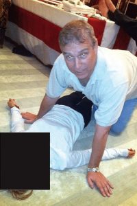 Дочери принца Эндрю &laquo;были в ужасе&raquo; от скандального фото отца у Эпштейна (ФОТО)