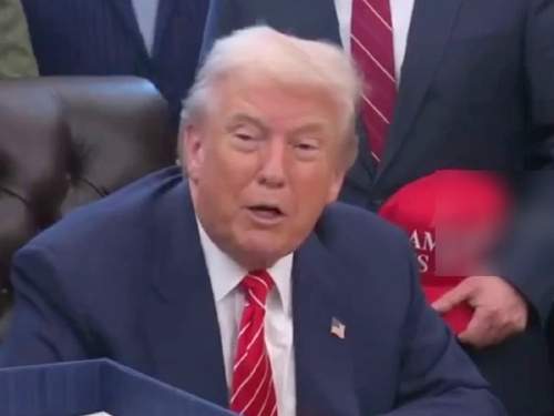 «Ты – худший репортер»: Трамп оскорбил журналистку, которая «не улыбалась» (ВИДЕО)