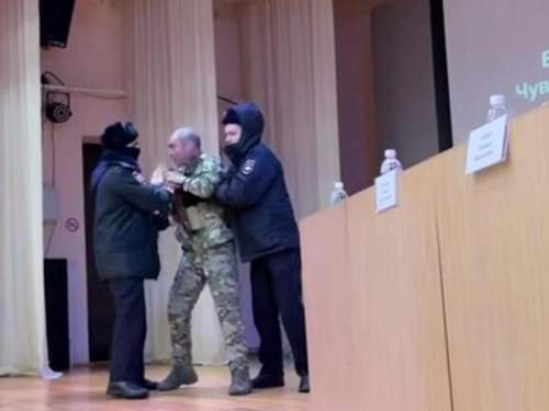 &laquo;Мешаются со своим мнением&raquo;: полиция пыталась убрать ветерана СВО с трибуны в Чувашии (ВИДЕО)