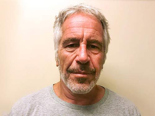 В ночь смерти Эпштейна у его камеры заметили таинственную фигуру