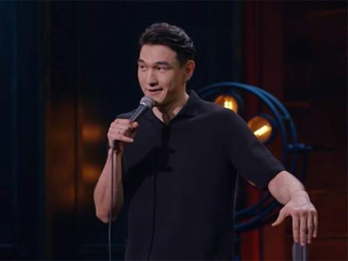 Сабуров на концерте в Дубае полчаса шутил о выдворении из России Сабуров на концерте в Дубае полчаса шутил о выдворении из России