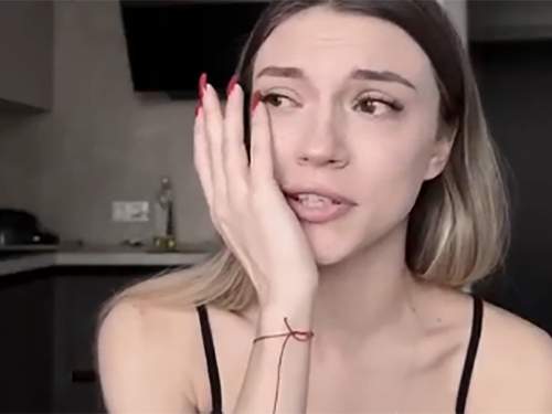 Россиянка начала лысеть, примерив шапку с маркетплейса (ВИДЕО) Россиянка начала лысеть, примерив шапку с маркетплейса (ВИДЕО)