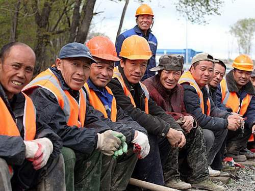 Bloomberg: Россия массово нанимает мигрантов из Азии из-за дефицита рабочих рук