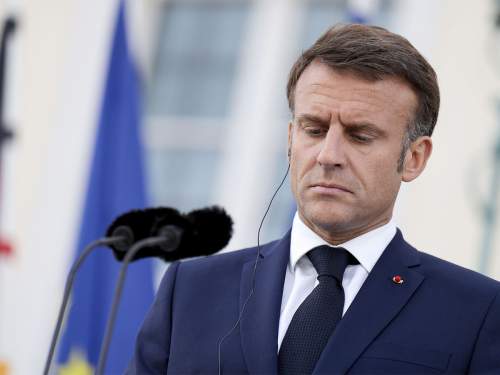 Макрон предложил лидерам ЕС возобновить диалог с РФ Макрон предложил лидерам ЕС возобновить диалог с РФ