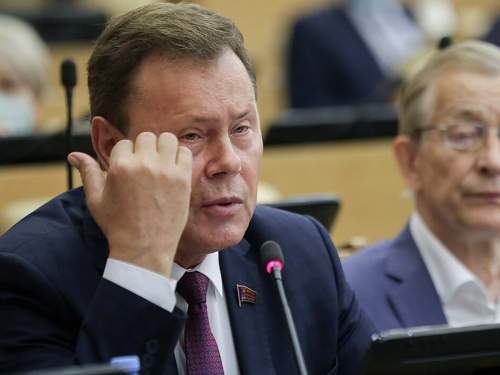 Арефьев: россияне в 2026-м будут массово снимать деньги и закапывать в огородах