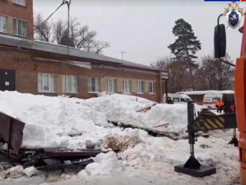 В Котовске снег обрушил козырёк больницы: погиб человек (ВИДЕО)