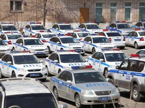 Пятеро подростков в Чите разгромили 55 полицейских автомобилей Пятеро подростков в Чите разгромили 55 полицейских автомобилей