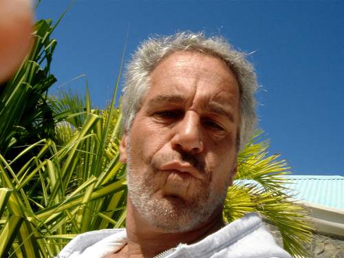 «Он живой?»: фото из Израиля подогрело слухи об инсценировке смерти Эпштейна (ФОТО) «Он живой?»: фото из Израиля подогрело слухи об инсценировке смерти Эпштейна (ФОТО)