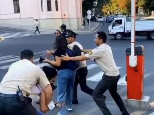 WP: охраны Алиева напала на протестующих в США (ВИДЕО)