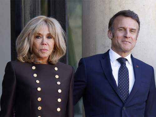 Макрон при выходе из самолета в Индии прошел мимо жены, не посмотрев на неё (ВИДЕО)