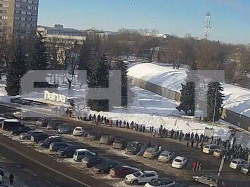 Сотни эстонцев мёрзнут в очередях на границе с Россией по 9 часов (ФОТО) Сотни эстонцев мёрзнут в очередях на границе с Россией по 9 часов (ФОТО)