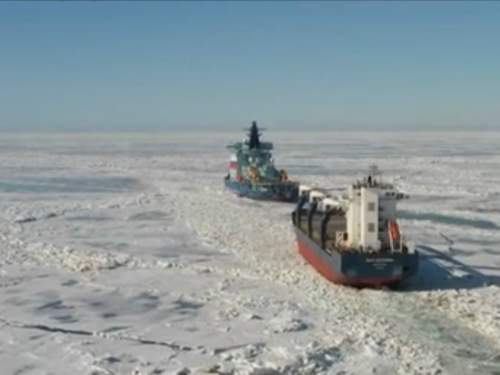 Власти Финляндии: ледоколы России оказывают помощь застрявшим во льдах финским судам (ВИДЕО)