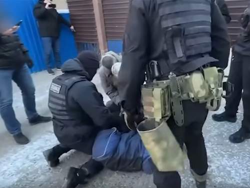 В Свердловской области выпущенного на свободу россиянина скрутили прямо у стен колонии (ВИДЕО)