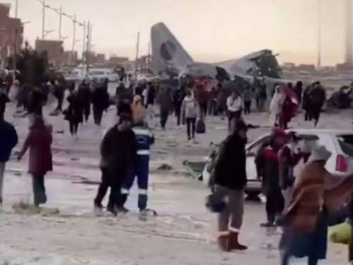 В Боливии разбился самолет с деньгами: люди бросились собирать купюры с шоссе (ВИДЕО)