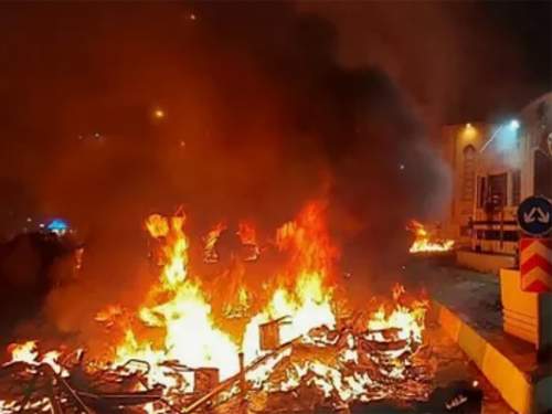 В Эр-Рияде после взрыва загорелось здание посольства США