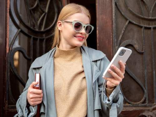 «Поведение проститутки»: в Госдуме раскритиковали выпрашивание iPhone на 8 марта