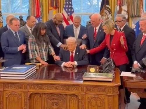 Новую молитву за Трампа в Белом доме засняли на видео (ФОТО, ВИДЕО) Новую молитву за Трампа в Белом доме засняли на видео (ФОТО, ВИДЕО)