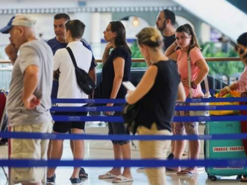 Россияне в панике в Дубае: пропадают билеты, свежих продуктов осталось на 10 дней (ВИДЕО)