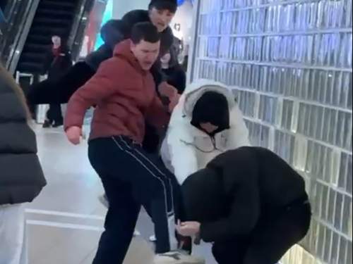 100 человек с ножами и шокерами устроили драку в Ярославле: опубликовано видео (ВИДЕО)