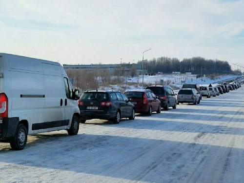 Немцы и поляки массово выстроились в очереди за дешевым бензином в РФ (ФОТО) Немцы и поляки массово выстроились в очереди за дешевым бензином в РФ (ФОТО)