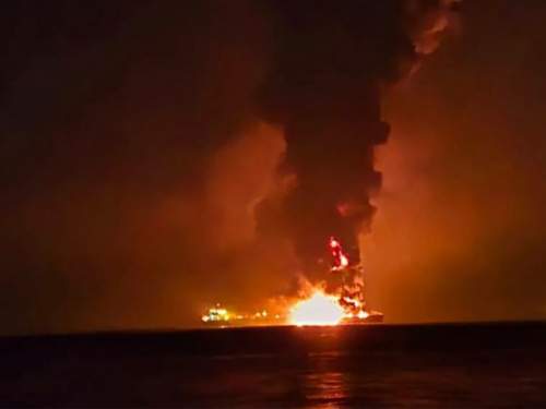 Shafaq News: у берегов Ирака горят три нефтяных танкера (ФОТО, ВИДЕО) Shafaq News: у берегов Ирака горят три нефтяных танкера (ФОТО, ВИДЕО)