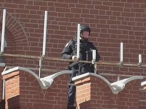 СМИ: в Москве сотрудники ФСО с оружием взяли Кремль в кольцо  что происходит