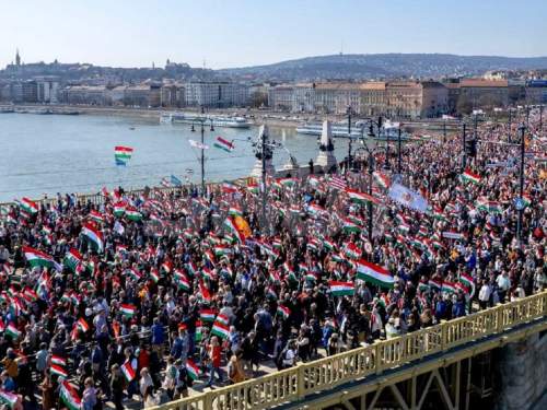 «Хватит кормить Украину»: десятки тысяч венгров вышли на «Марш мира» (ФОТО, ВИДЕО) «Хватит кормить Украину»: десятки тысяч венгров вышли на «Марш мира» (ФОТО, ВИДЕО)