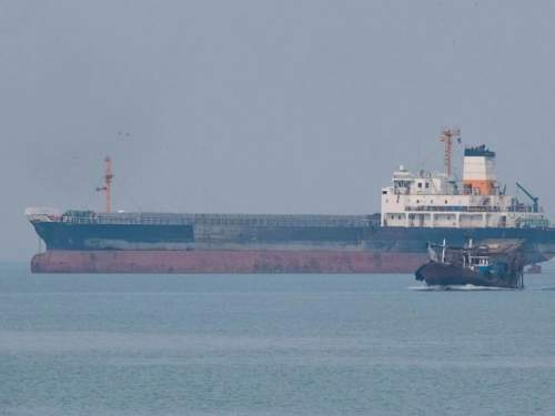 Франция захватила следовавший из России танкер Франция захватила следовавший из России танкер