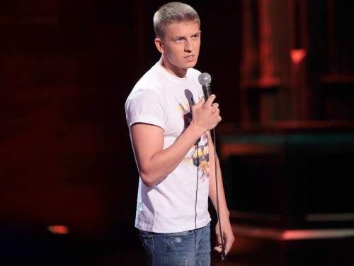 Комик Алексей Щербаков, спасаясь от отмены, тайно устроил мини-тур по России Комик Алексей Щербаков, спасаясь от отмены, тайно устроил мини-тур по России