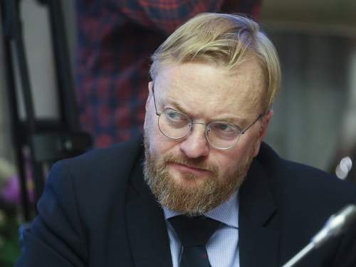 «А еще надо в лаптях ходить»: в Госдуме призвали запретить туры за границу