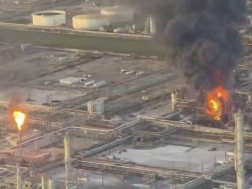 Мощный взрыв и пожар на нефтезаводе в Техасе попали на видео (ФОТО, ВИДЕО)