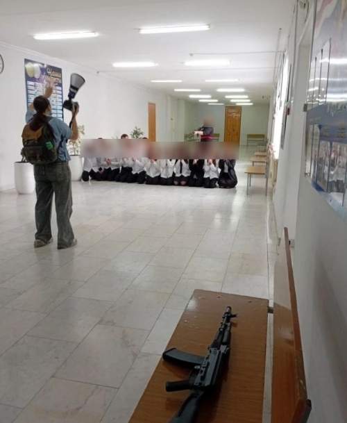 Фото учительницы с автоматом и детьми на коленях шокировало жителей Урала (ФОТО)