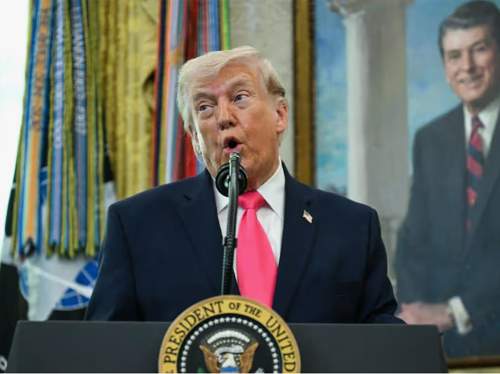 «Я его терпеть не мог»: Трамп уничижительно спародировал Байдена на сцене «Я его терпеть не мог»: Трамп уничижительно спародировал Байдена на сцене