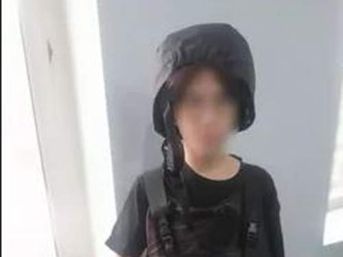 В Челябинске школьник напал на учителей и одноклассницу и выпрыгнул из окна (ВИДЕО)