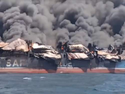 Опубликовано видео мощного пожара на танкере США после атаки Ирана (ВИДЕО)