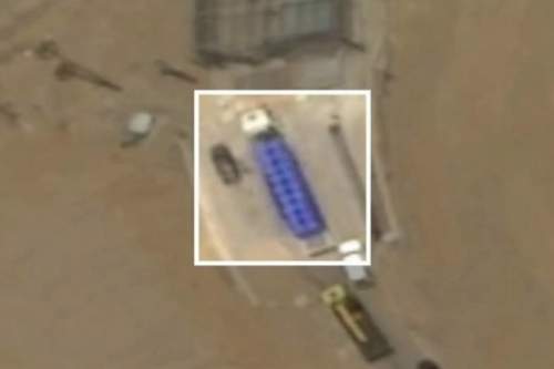 Спутник заснял грузовик с иранским ураном у секретного тоннеля (ФОТО) Спутник заснял грузовик с иранским ураном у секретного тоннеля (ФОТО)