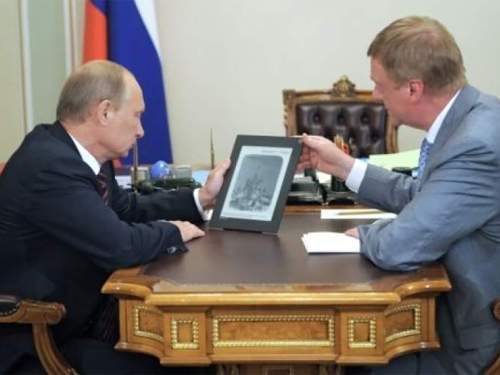 Суд взыскал 5,6 млрд с Чубайса и подельников за «гибкий планшет», который показывали Путину