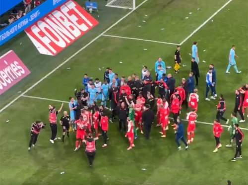 Фанаты «Зенита» забросали бутылками футболистов «Спартака» после матча (ВИДЕО) Фанаты «Зенита» забросали бутылками футболистов «Спартака» после матча (ВИДЕО)