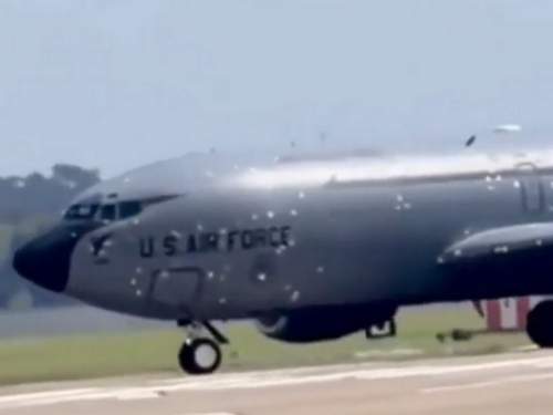 Появилось видео посадки самолёта США, изрешечённого иранской ракетой (ВИДЕО) Появилось видео посадки самолёта США, изрешечённого иранской ракетой (ВИДЕО)