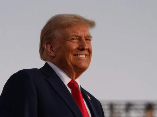 «Это смехотворно»: Трамп раскритиковал Папу римского и пригрозил НАТО