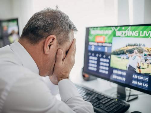 В Москве мужчина проиграл на ставках и попытался покончить с собой прямо в букмекерской конторе В Москве мужчина проиграл на ставках и попытался покончить с собой прямо в букмекерской конторе