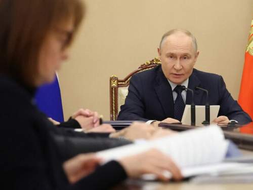 Путин потребовал от ЦБ и Кабмина объяснить расхождение с прогнозами по экономике