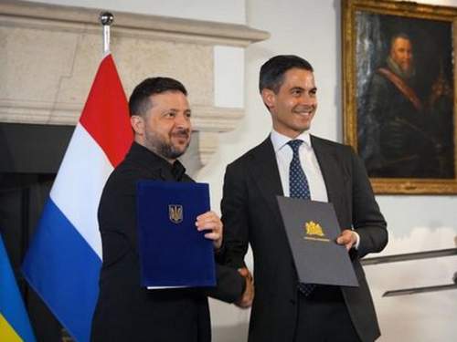 Забыл выключить микрофон: переводчик сорвался после пресс-конференции Зеленского