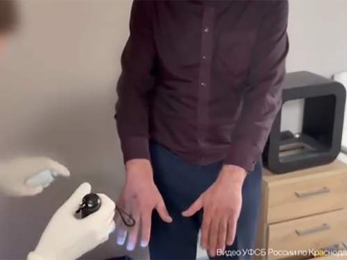 Портфель с 10 млн и следы на руках: СК показал видео задержания экс-замглавы Сочи (ВИДЕО)