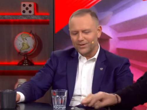 Президент Польши Навроцкий уронил снюс в эфире, где обсуждали его запрет (ВИДЕО)