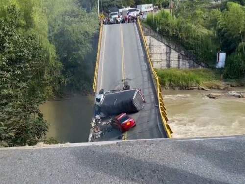 Новый мост рухнул в реку вместе с мэром во время открытия (ВИДЕО)