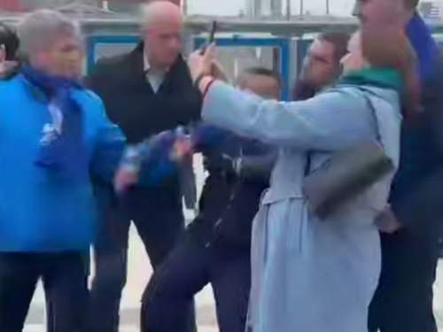 Нападение на губернатора Паслера в Екатеринбурге попало на видео (ВИДЕО) Нападение на губернатора Паслера в Екатеринбурге попало на видео (ВИДЕО)