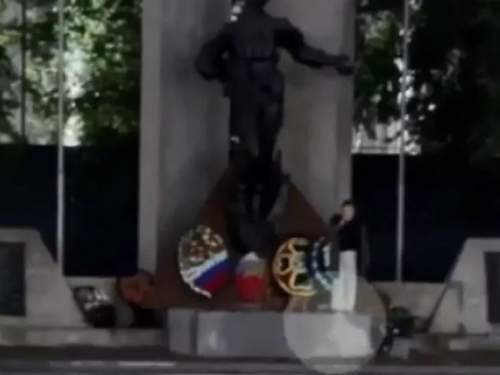 Россиянке придется заплатить 1 млн рублей за танцы на мемориале в Кургане (ВИДЕО)